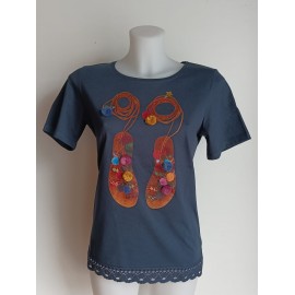 Camiseta azul marino con print de sandalia de mujer Lili Dudu 