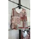 BLUSON ESTAMPADO DE PICO CON PUNTILLA
