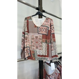 BLUSON ESTAMPADO DE PICO CON PUNTILLA