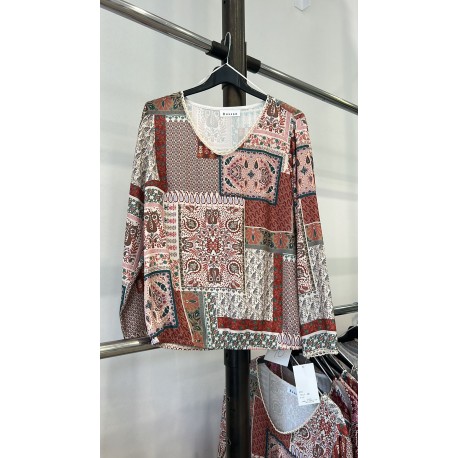 BLUSON ESTAMPADO DE PICO CON PUNTILLA