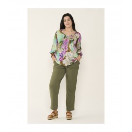 PANTALÓN LISO KAKI CON BOLSILLOS