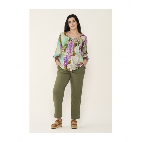 PANTALÓN LISO KAKI CON BOLSILLOS