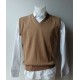 CHALECO LISO CERRADO CUELLO PICO CORTO, CAMEL