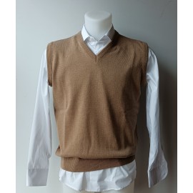 CHALECO LISO CERRADO CUELLO PICO CORTO, CAMEL