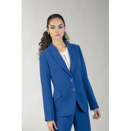 Traje pantalón liso, de cuelo y solapa, de dos botones.