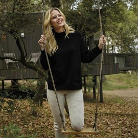 Este Jersey negro de punto con cuello vuelto y bolsillos mujer mcm