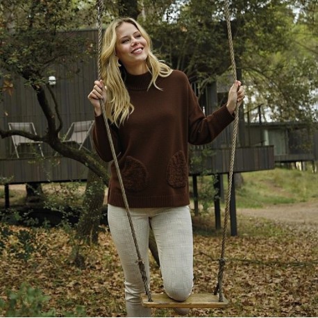 Jersey marron de punto con cuello cisne y bolsillos mujer mcm