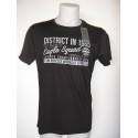Camiseta de manga corta de color negro para hombre.