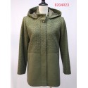 Abrigo verde de mujer con capucha y cierre de presión y cremallera, de Estefania Rodriguez